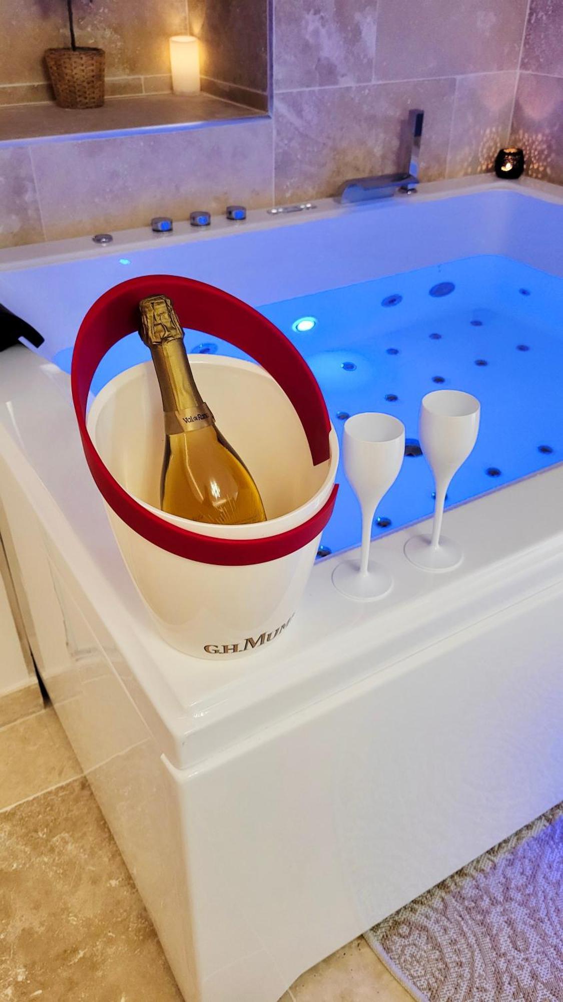 - La Suite Delos - Jacuzzi 2 Places - Centre Ville A Pied - Lit Queen Size - Parking Privee - Wifi - City Center Within Walking Distance - カンペール エクステリア 写真
