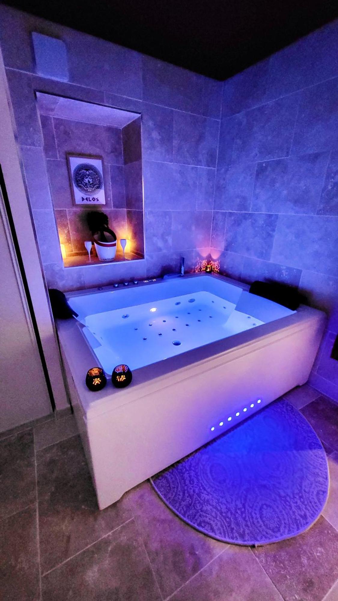 - La Suite Delos - Jacuzzi 2 Places - Centre Ville A Pied - Lit Queen Size - Parking Privee - Wifi - City Center Within Walking Distance - カンペール エクステリア 写真