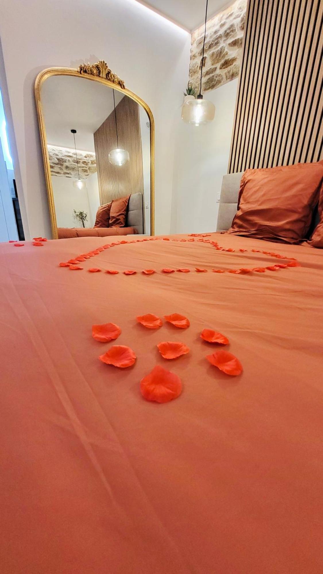 - La Suite Delos - Jacuzzi 2 Places - Centre Ville A Pied - Lit Queen Size - Parking Privee - Wifi - City Center Within Walking Distance - カンペール エクステリア 写真
