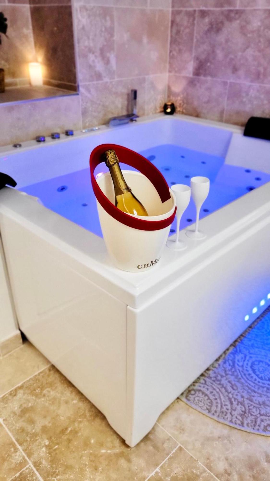 - La Suite Delos - Jacuzzi 2 Places - Centre Ville A Pied - Lit Queen Size - Parking Privee - Wifi - City Center Within Walking Distance - カンペール エクステリア 写真