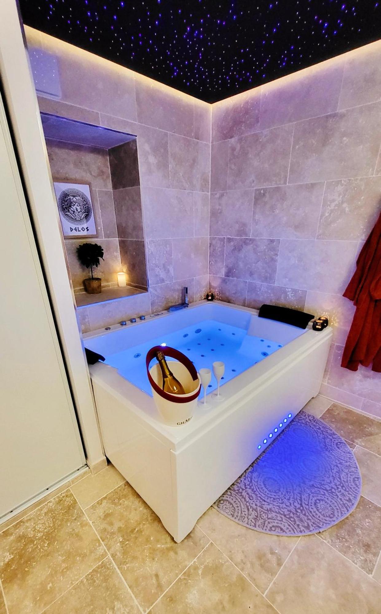 - La Suite Delos - Jacuzzi 2 Places - Centre Ville A Pied - Lit Queen Size - Parking Privee - Wifi - City Center Within Walking Distance - カンペール エクステリア 写真