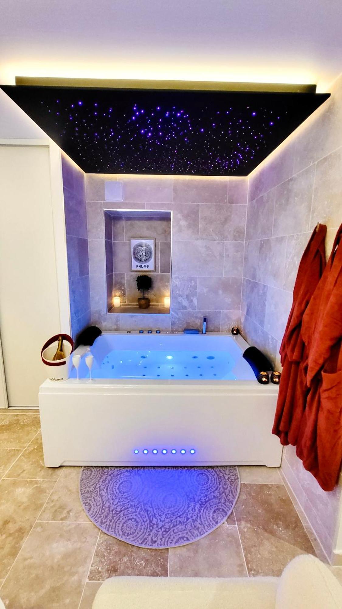 - La Suite Delos - Jacuzzi 2 Places - Centre Ville A Pied - Lit Queen Size - Parking Privee - Wifi - City Center Within Walking Distance - カンペール エクステリア 写真