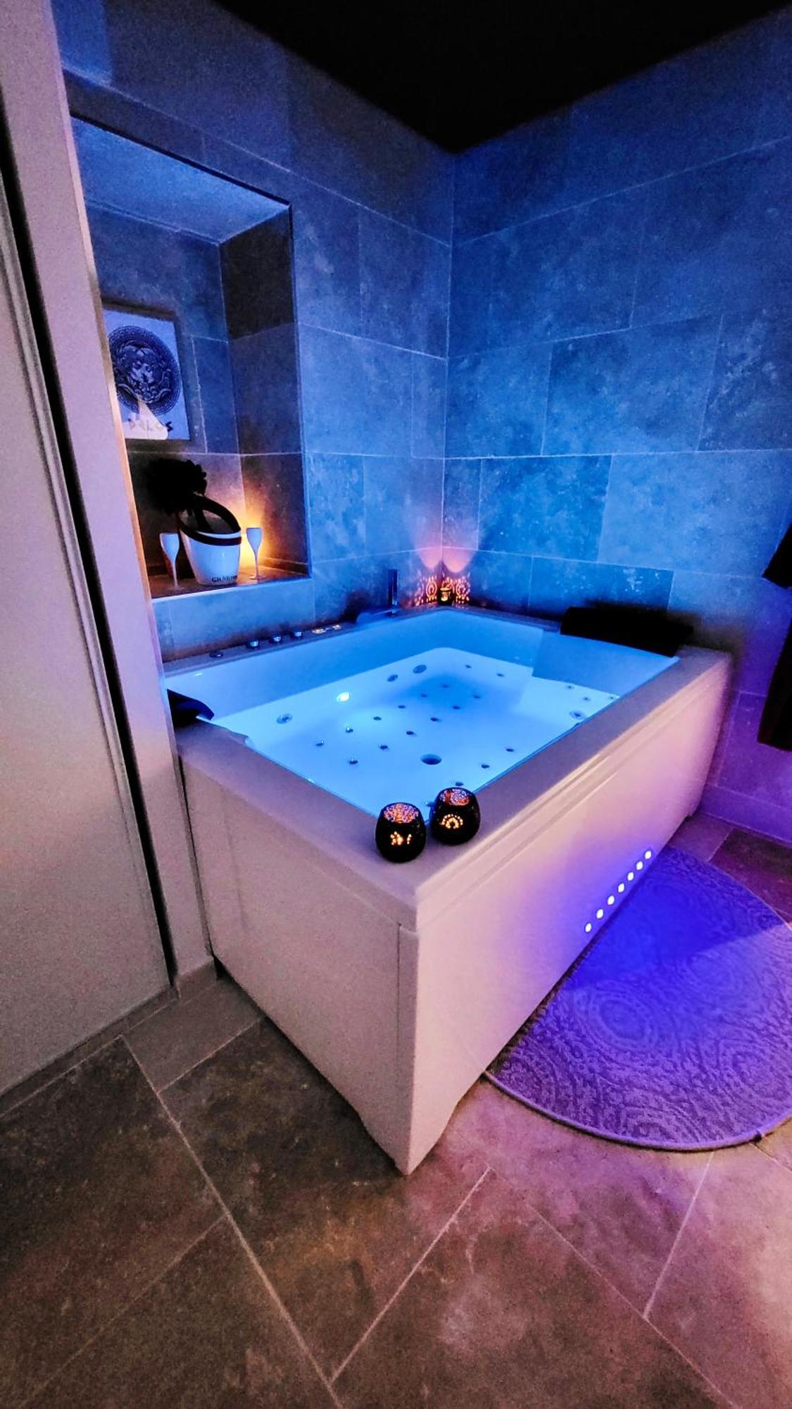- La Suite Delos - Jacuzzi 2 Places - Centre Ville A Pied - Lit Queen Size - Parking Privee - Wifi - City Center Within Walking Distance - カンペール エクステリア 写真