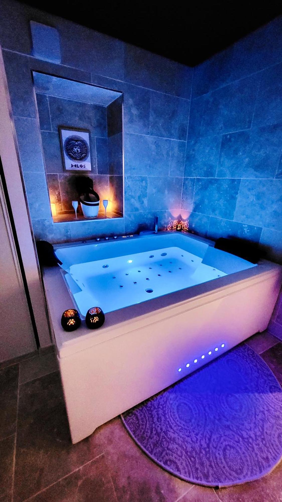 - La Suite Delos - Jacuzzi 2 Places - Centre Ville A Pied - Lit Queen Size - Parking Privee - Wifi - City Center Within Walking Distance - カンペール エクステリア 写真