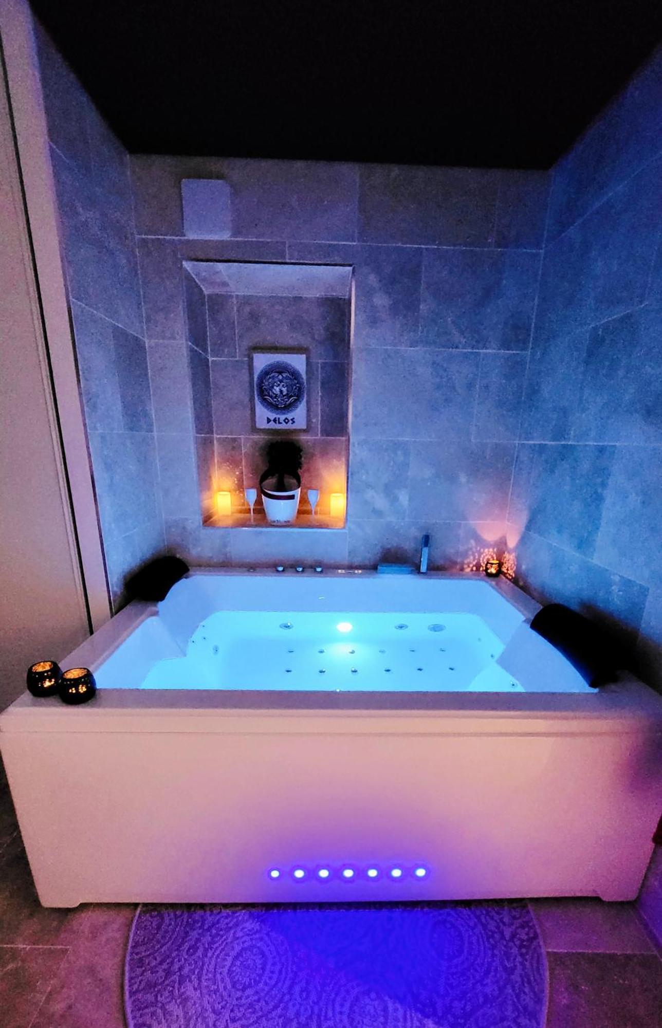 - La Suite Delos - Jacuzzi 2 Places - Centre Ville A Pied - Lit Queen Size - Parking Privee - Wifi - City Center Within Walking Distance - カンペール エクステリア 写真